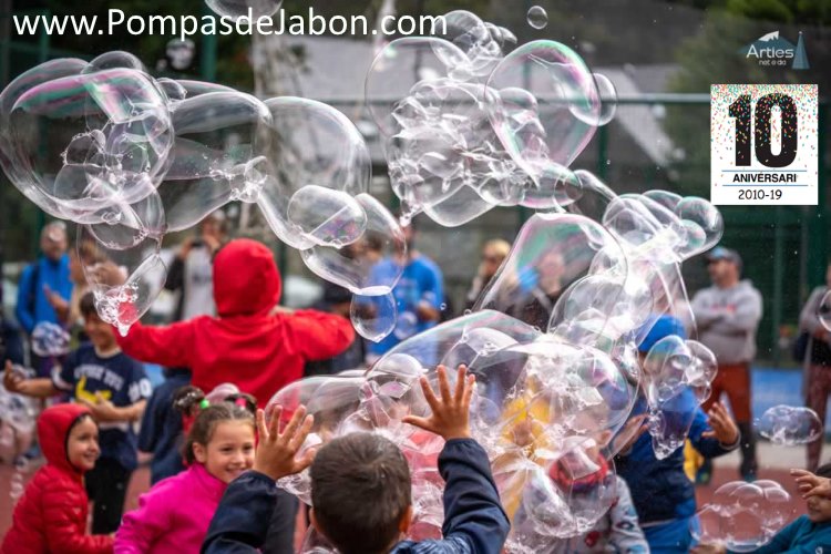 Nubes de burbujas cubrieron al público en Cornella con pompas de jabón gigantes