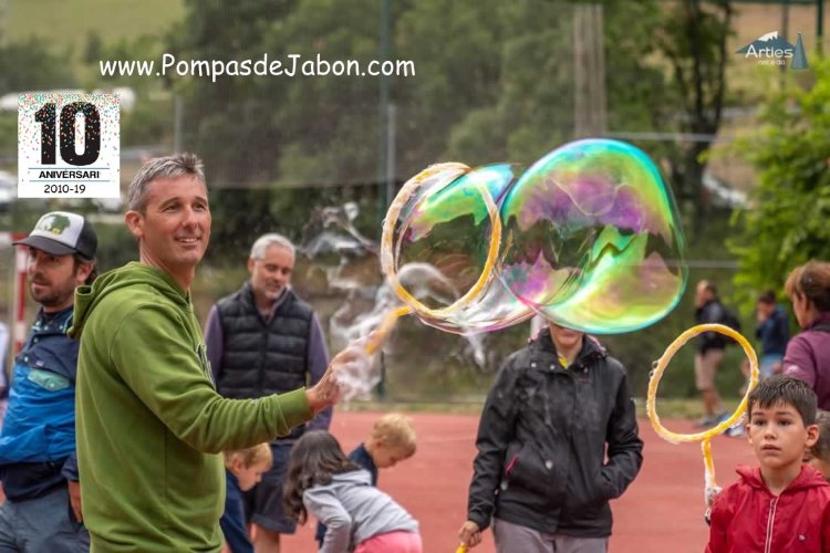 En Girona, Burbujas gigantes, diversión asegurada para todas las edades