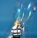 Espectáculo de estar dentro de una pompa de jabón gigante