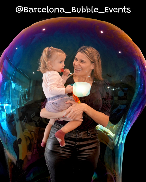 Ni�o dentro de una burbuja Gigante