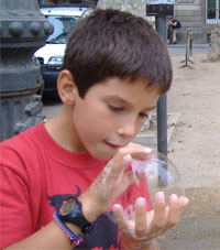 Miguel Robert hace manualmente una Burbuja de jabon.