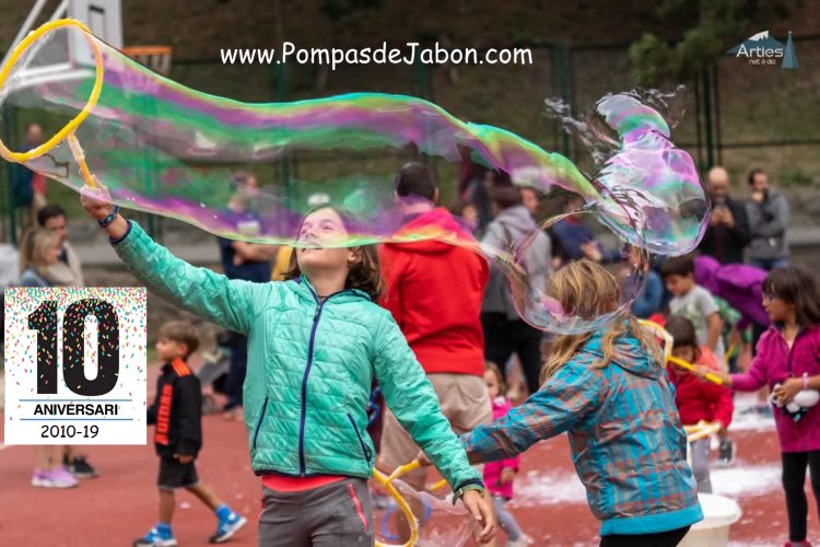 fiestas originales con pompas de jabón gigantes en Sabadell
